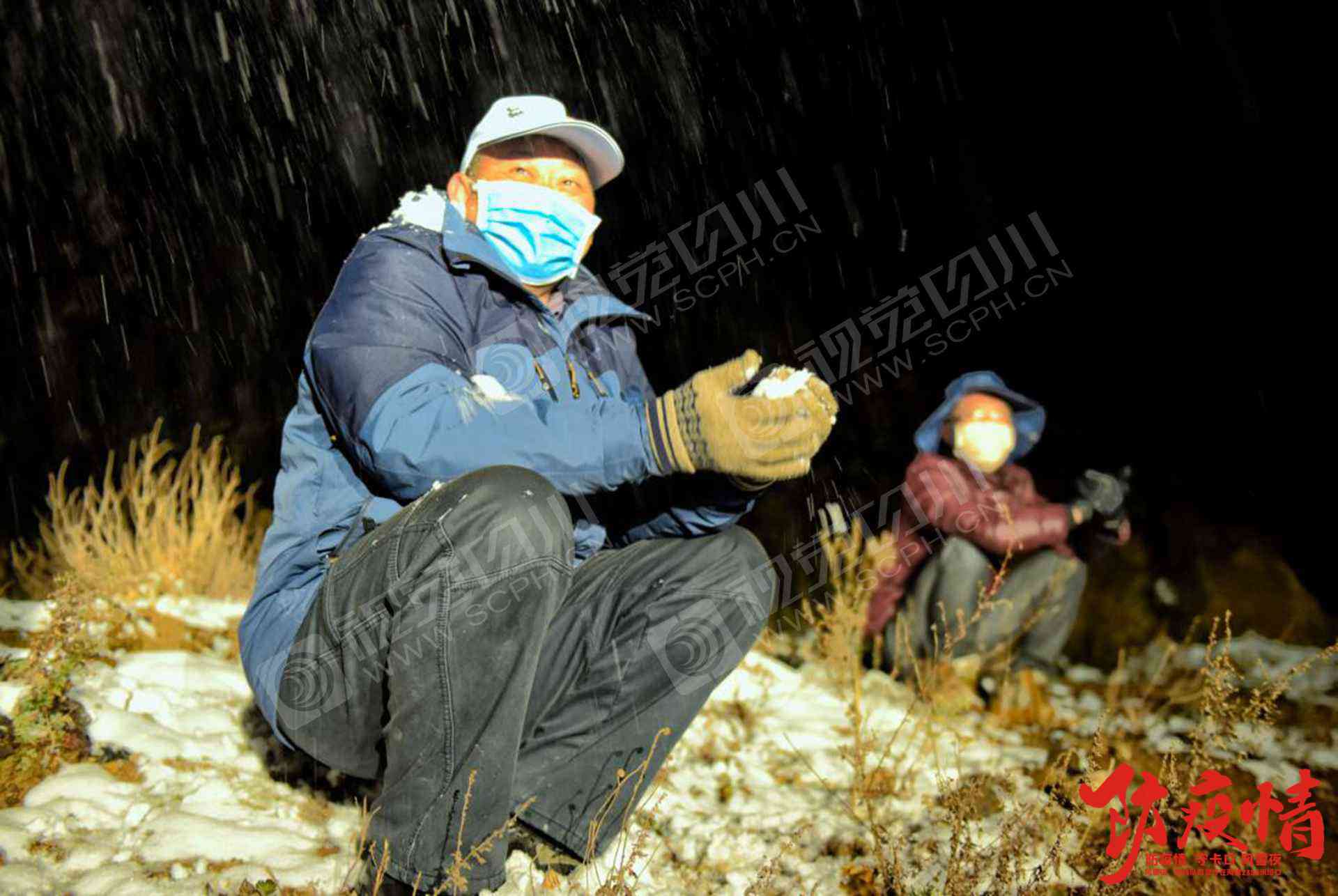 没有人车通过时,钟超和张自富俩就蹲在路边小憩,看雪花飞舞.