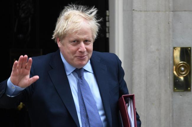英国遭洪灾侵袭,约翰逊没慰问灾民,被批"兼职首相"
