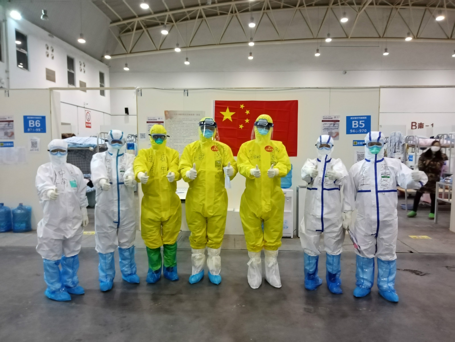 武汉客厅方舱医院迎来名患者痊愈出院