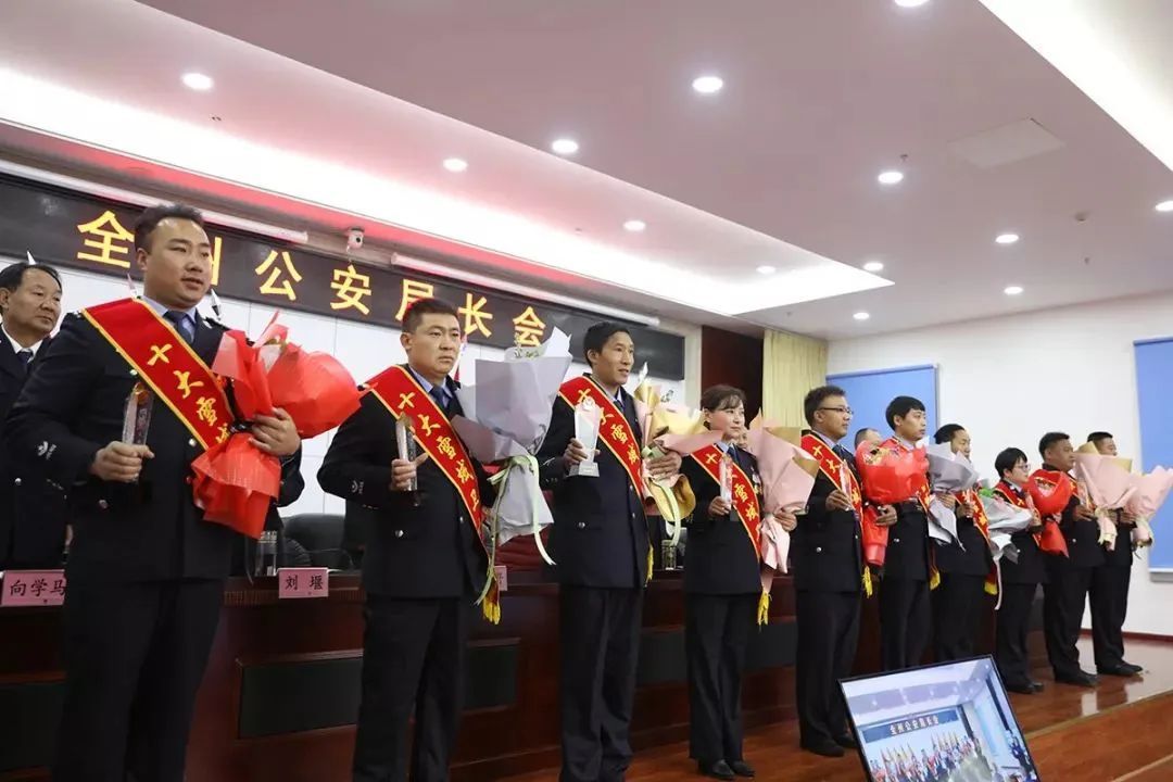 你看,德格县公安局长邹雪红在扫黑除恶专项斗争集结会的霸气讲话,有