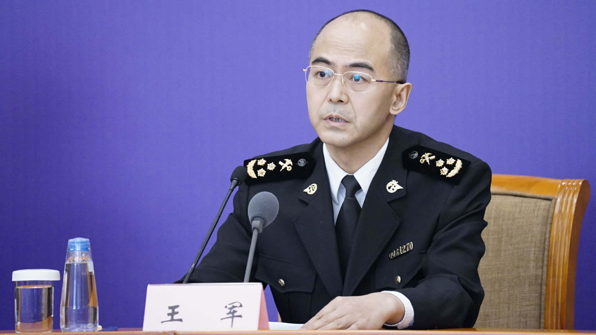 王军说,本次疫情发生以后,海关全面启动了健康申报制度,这项制度非常