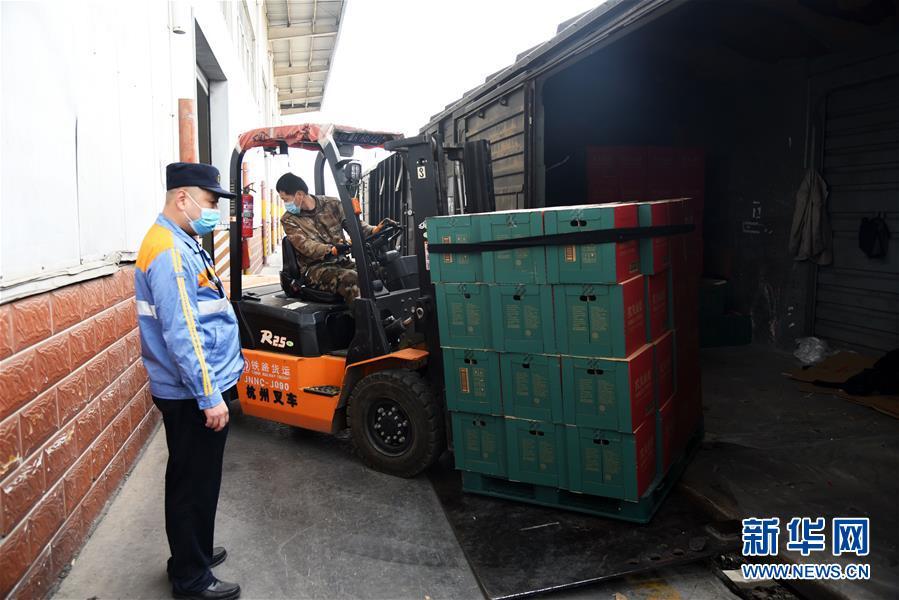 3月24日,中国铁路济南局济南车务段泺口货运站的工人卸运货物.