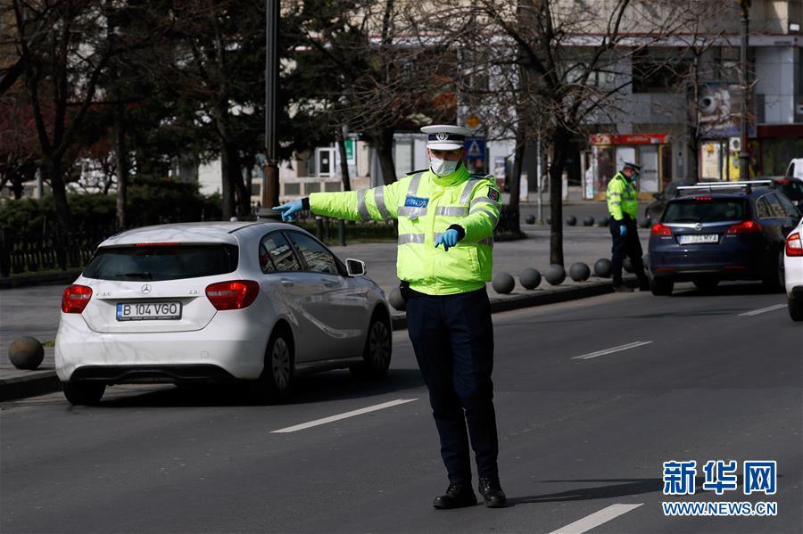 3月25日,在罗马尼亚首都布加勒斯特,一名警察在街上指挥交通.