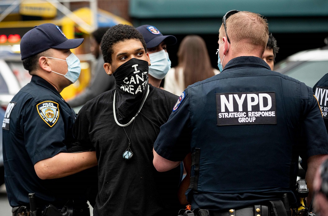 美黑人遭警察锁喉致死案持续升级抗议者与警察激烈对抗cnn记者在现场