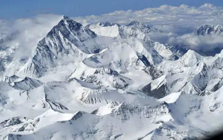 若在此时攀登   攀登者极易被吹离珠峰   或将冰雪从山顶吹下来