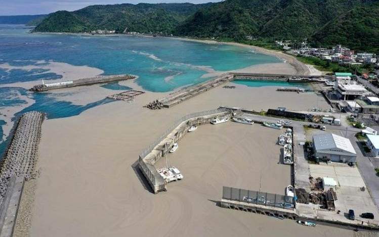 火山浮石遍布日本冲绳多地沿岸海上保安厅巡逻船在射击演习时抛锚