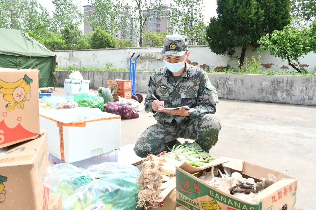 给养员这份工作看似毫不起眼,实则非常重要,采购的每一样食品背后都