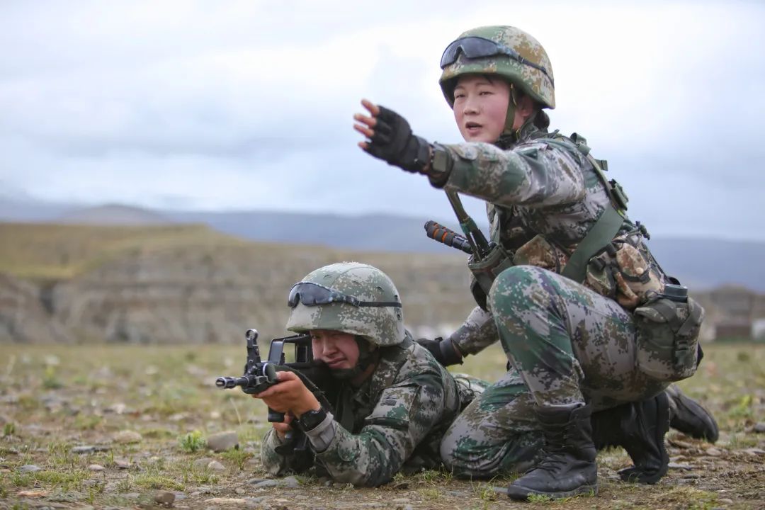 高原女兵苏晓月精通狙击的女炮长