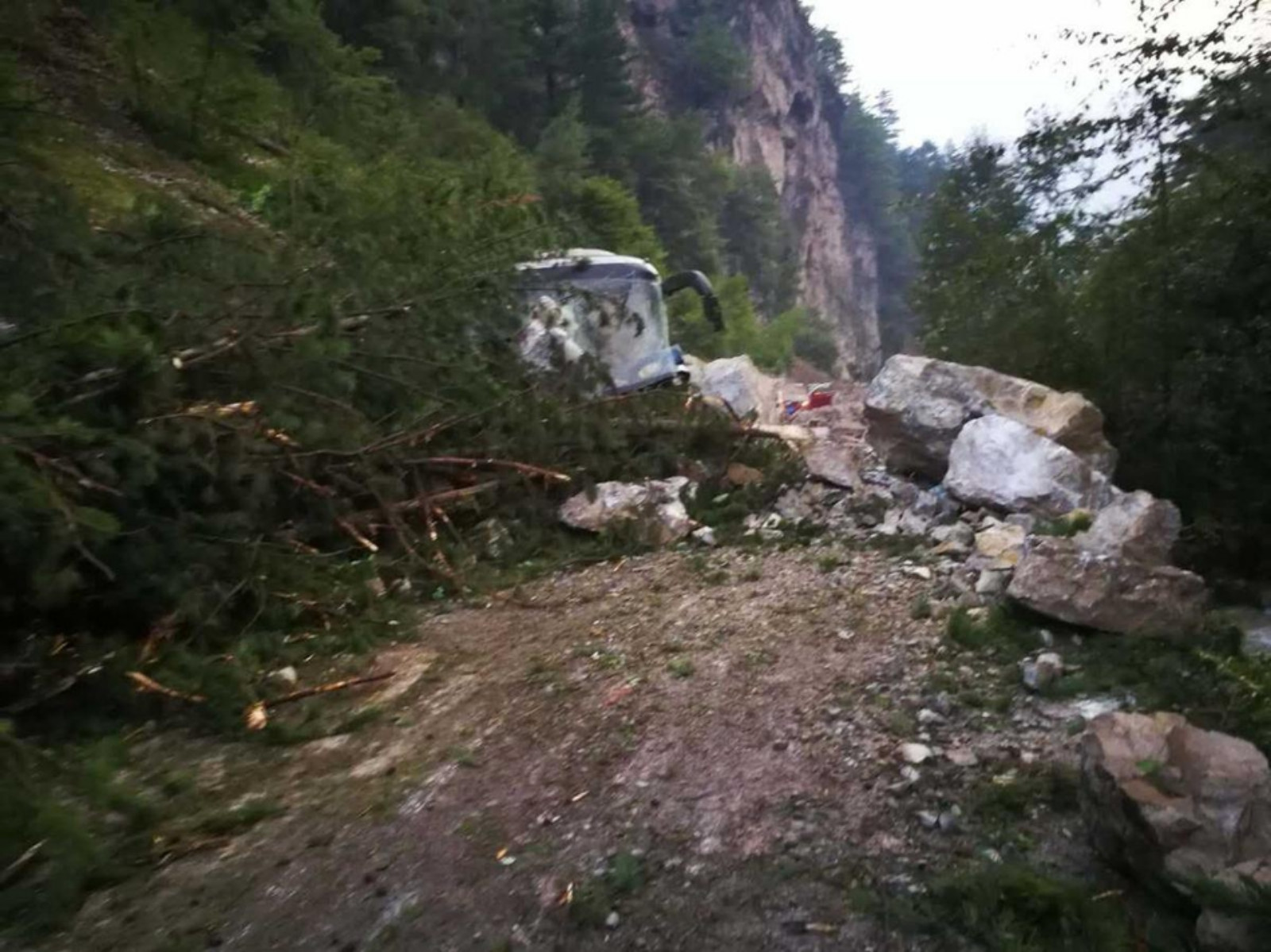 九寨沟地震现场:车辆被滚落石块砸中