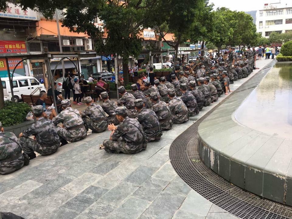 驻澳部队女兵救灾获当地居民盛赞