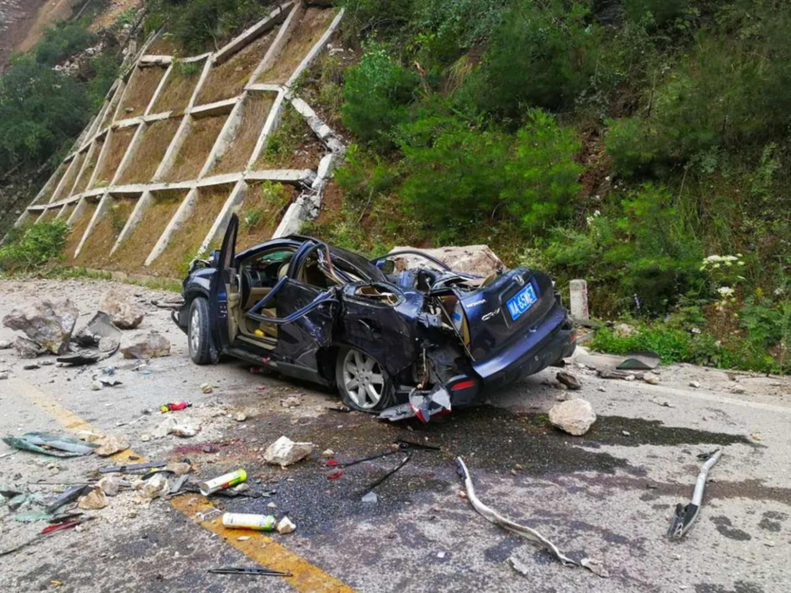 飞来横祸！大理州漾濞县境内一轿车行驶中被落石砸中，致1人死亡_平坡镇