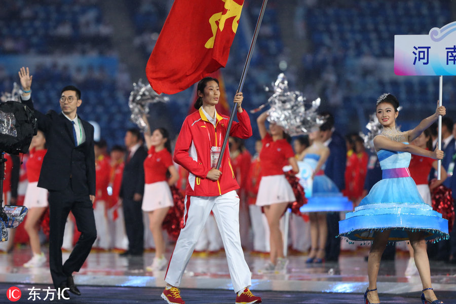 河南体育代表团运动员朱婷(中)等在运动员入场仪式上.