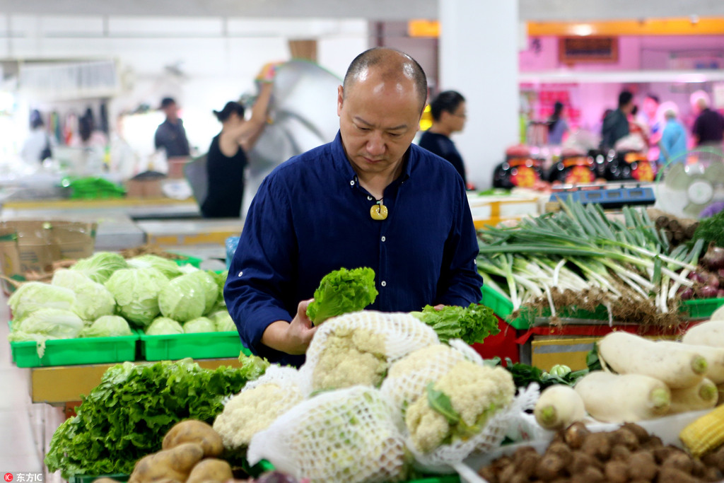 每天一大早,王土豆都很早赶往菜市场,挑选新鲜的蔬菜食材.