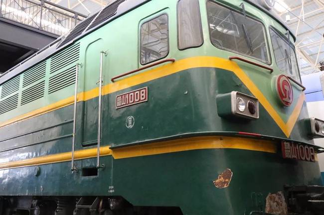 他28年考六本火车驾照 背后故事令人惊叹