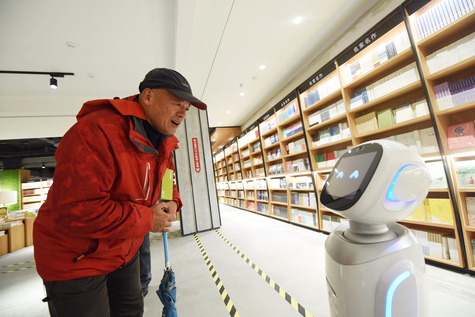 杭州这家新华书店 请机器人做导购