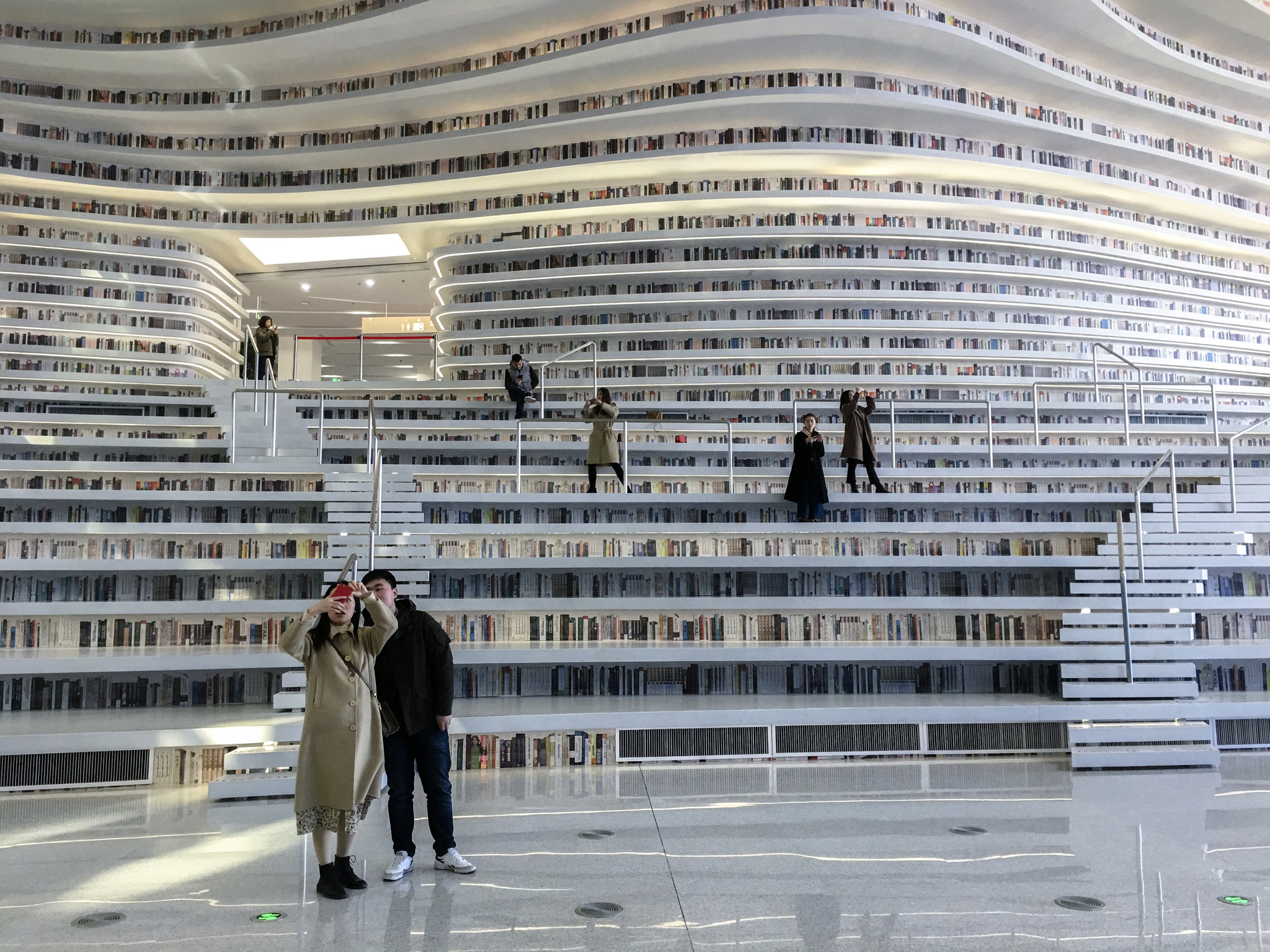 天津滨海新区图书馆因别致 “书山”景观成“网红”