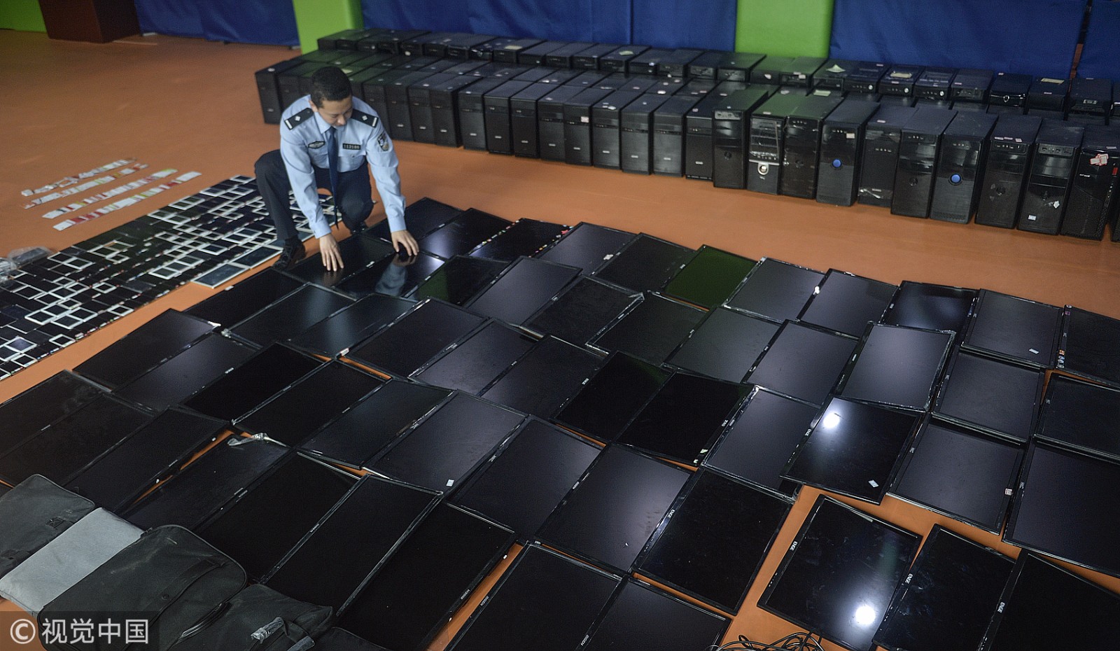 警方破1.2亿元网络诈骗案 涉案物品铺满地