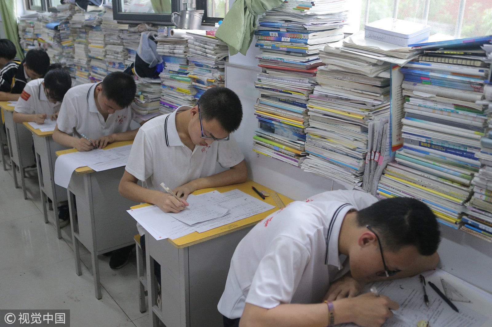 衡水考生备战高考 为省时间多人合吃一碗饭