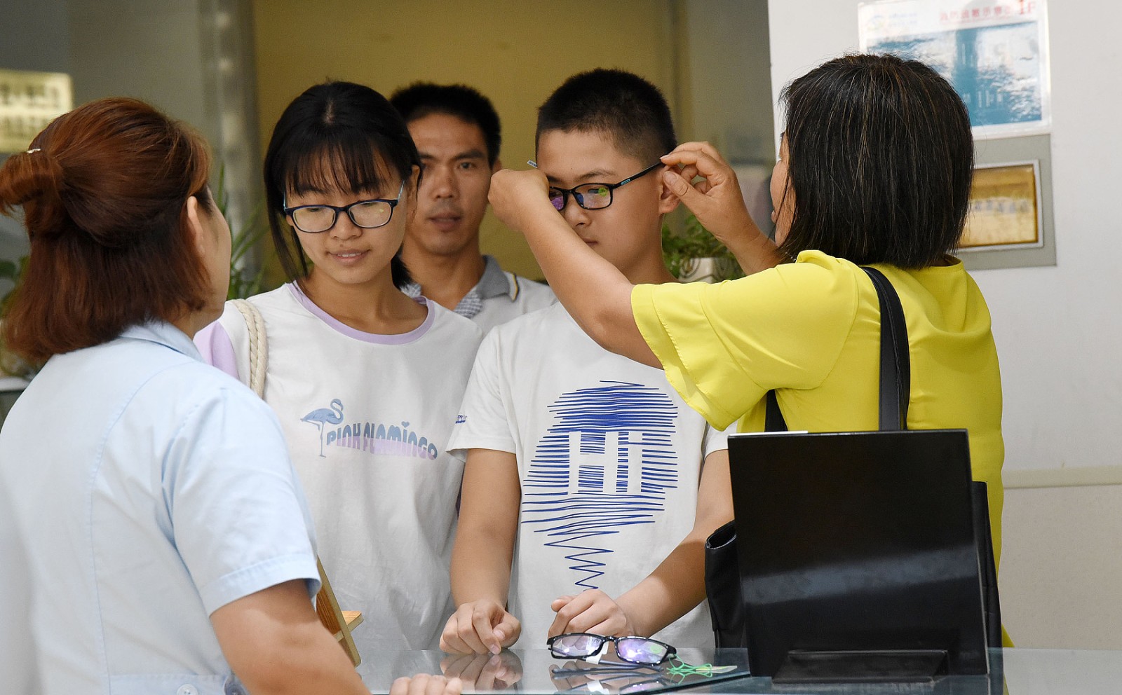 快开学了 学生扎堆医院配眼镜