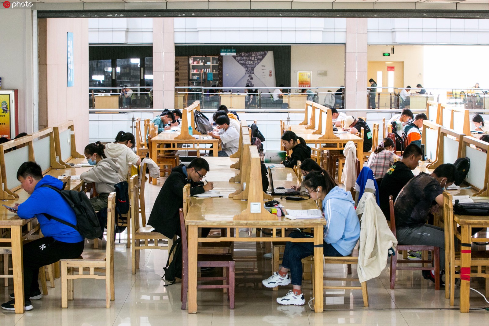 座无虚席!假期大学生图书馆加班自习