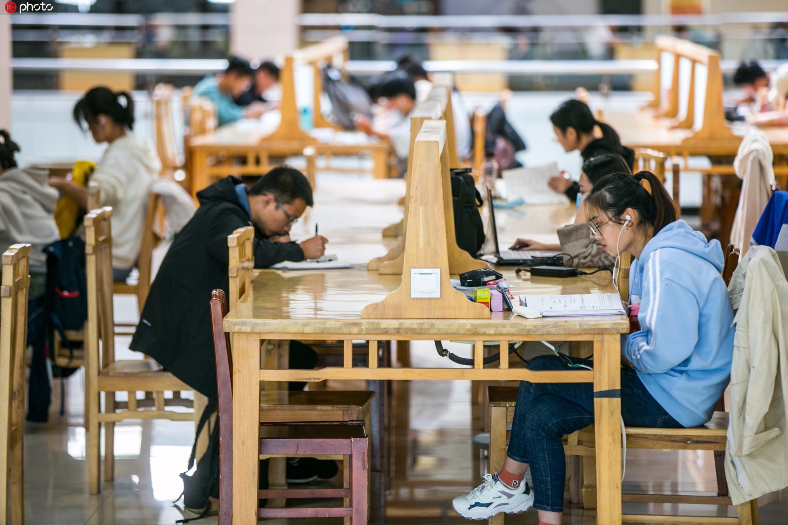 座无虚席!假期大学生图书馆加班自习