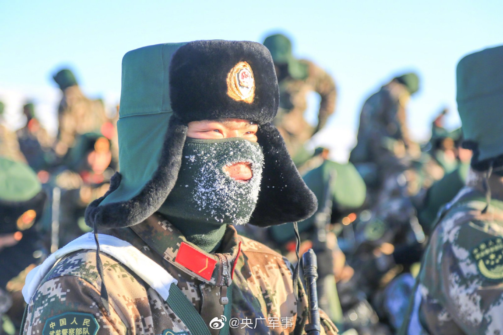 近日,武警新疆总队昌吉支队组织"00后"新兵,展开为期3天的百公里冬季
