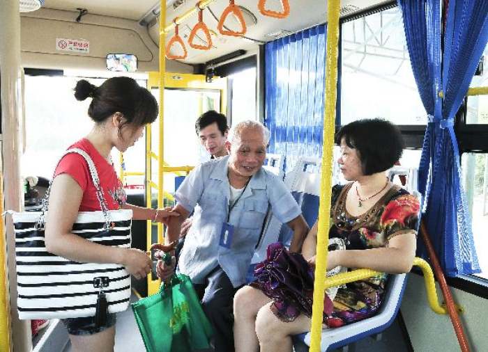 在公交,地铁上遇到老年人主动让座已成为大家的共识.
