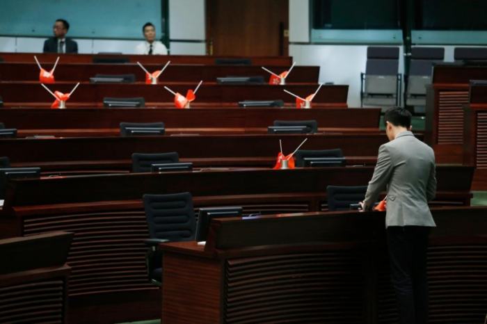 “港独”议员郑松泰倒插国旗被控侮辱国旗罪 香港法院认定罪名成立