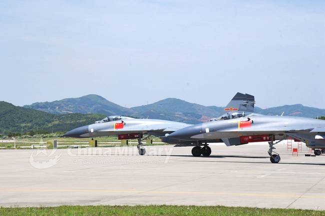 解放军空军歼-11战斗机展开远海训练