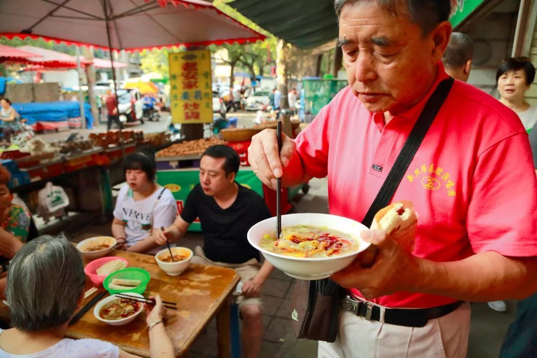 一碗胡辣汤,一个肉夹馍:陕西早餐里的幸福之味