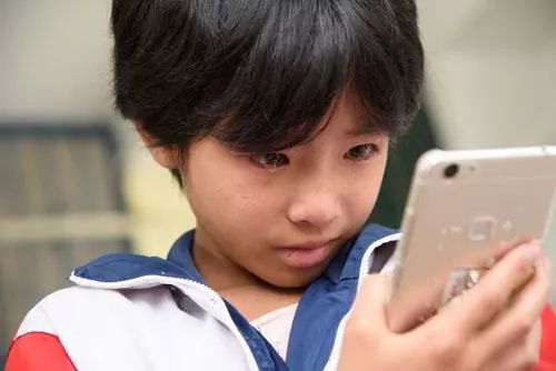 如果想毁掉一个孩子,就给他一部手机——对于农村孩子而言
