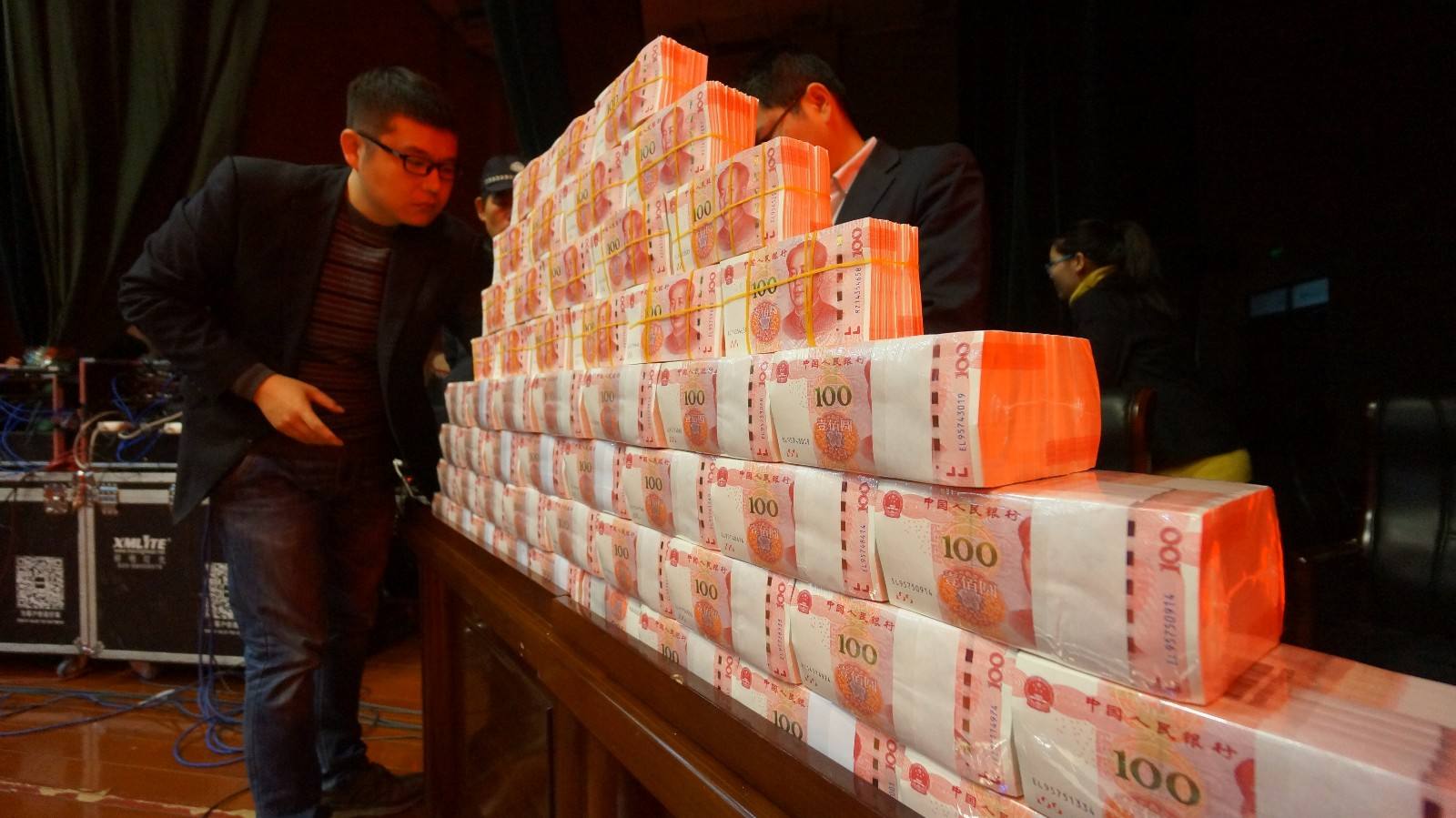 某企业年会现场百万现金垒"钱墙"