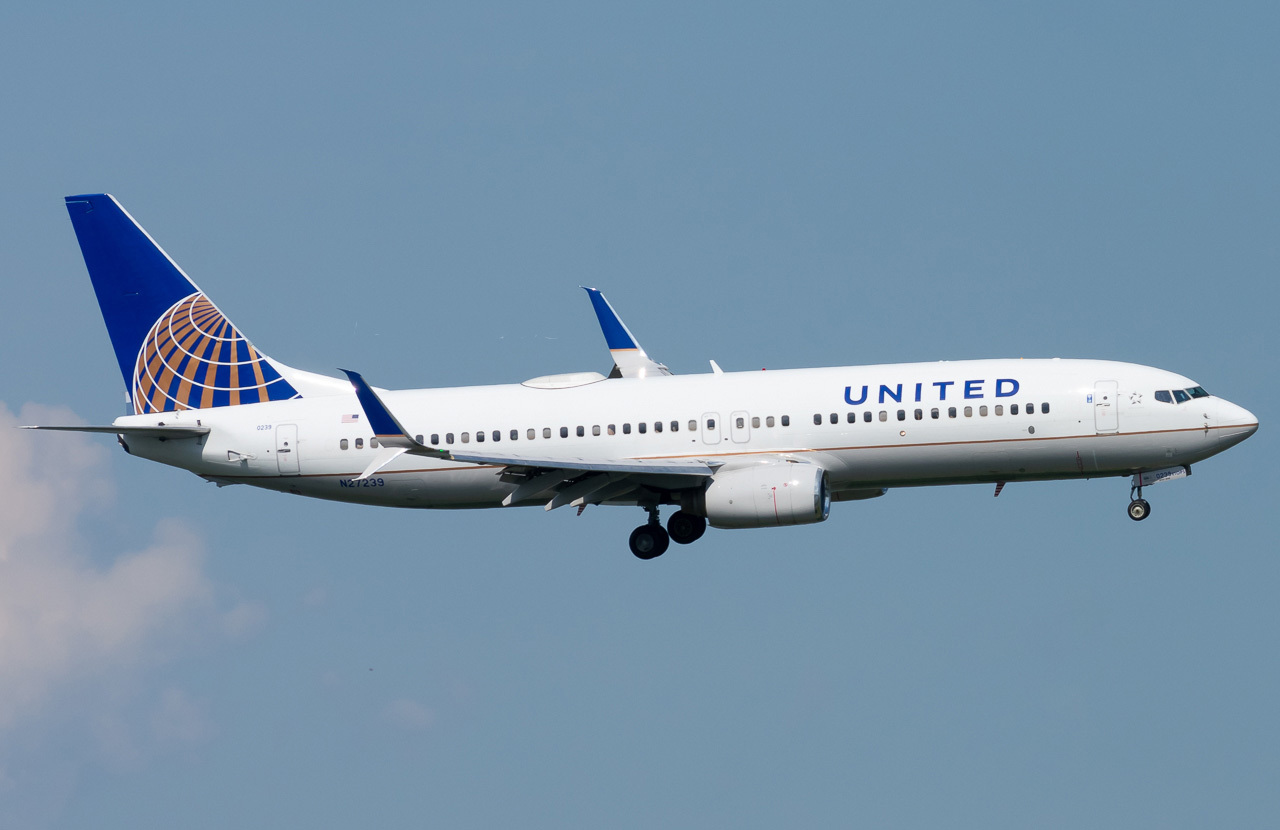 737~700~航空图库,南航737-700座位图 架由丹佛国际机场飞往佛罗里达奥兰多的美国联合航空(ua)客机在起飞后