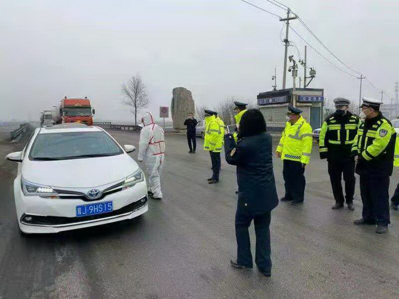 山东滨州:多地封锁乡村道路 严防疫情