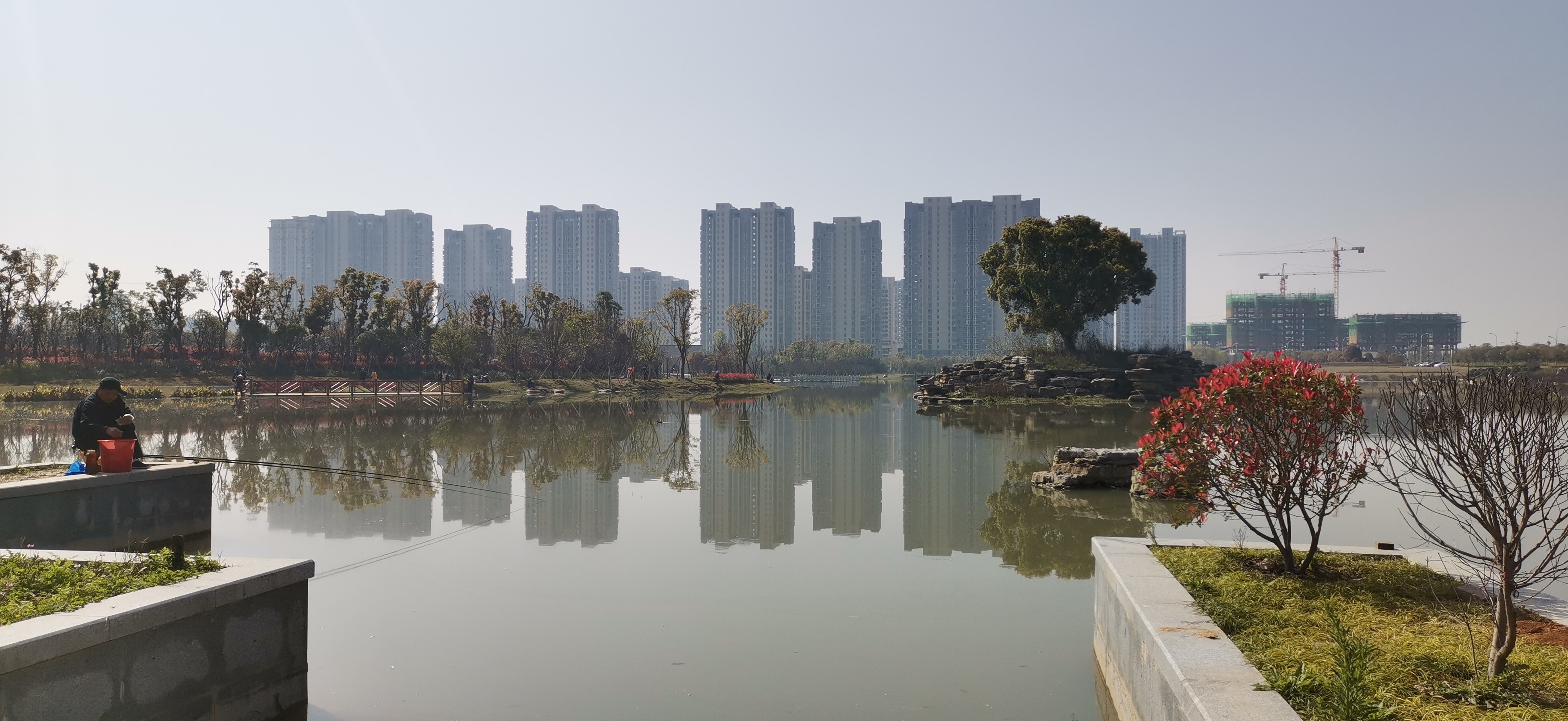 阳春三月,漫步在吉安鹿鸣湖公园里