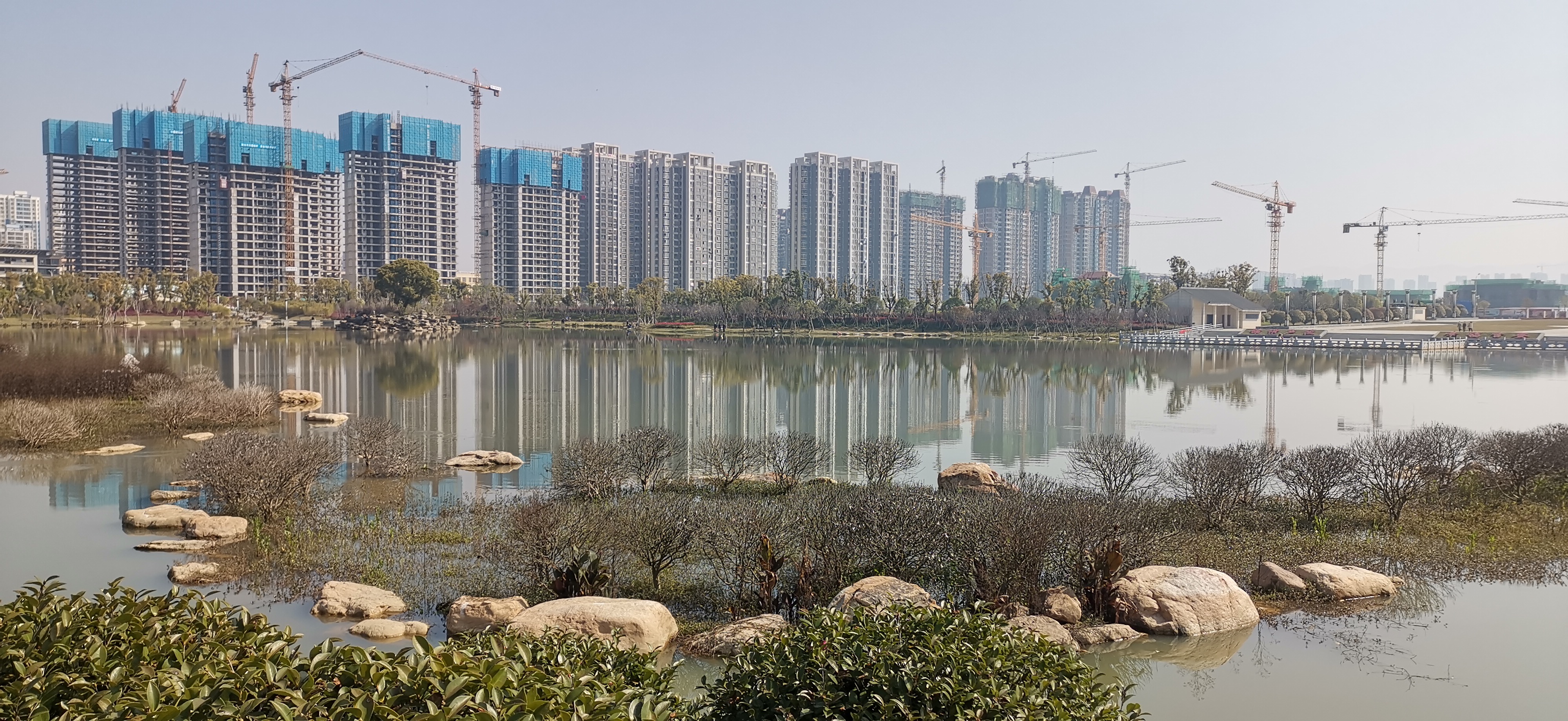 阳春三月,漫步在吉安鹿鸣湖公园里