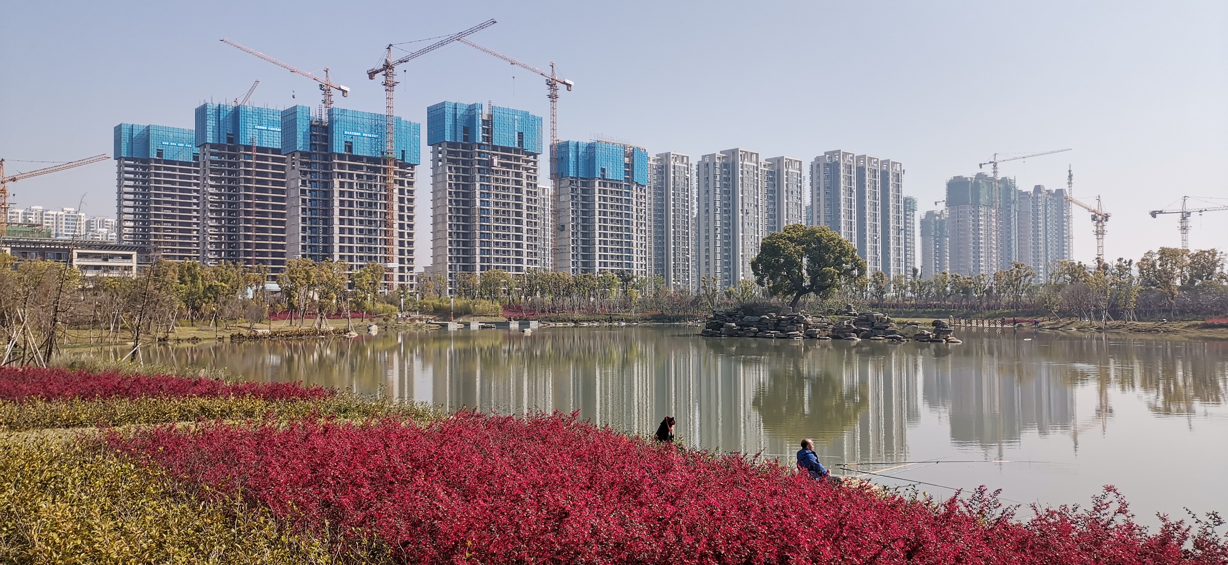 阳春三月,漫步在吉安鹿鸣湖公园里