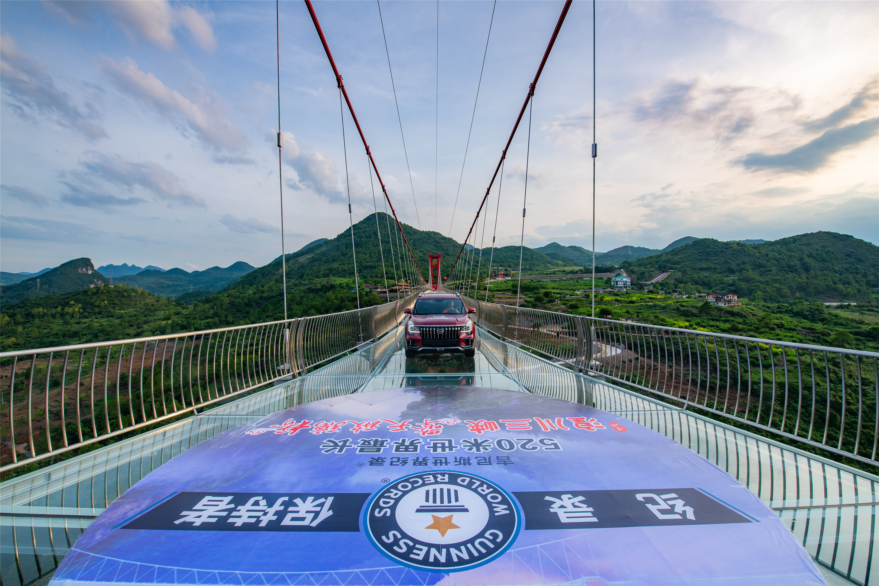 惊!连州擎天玻璃桥收获吉尼斯纪录世界最长玻璃