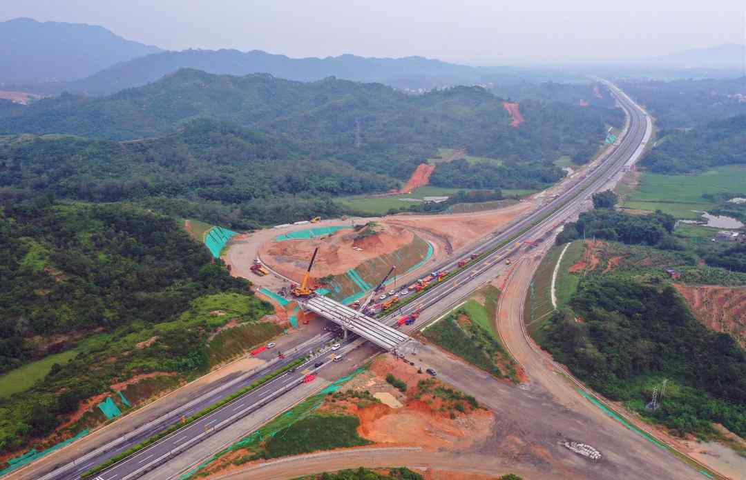 人民日报客户端阳茂高速改扩建工程茂名段跨线桥架梁施工顺利收官