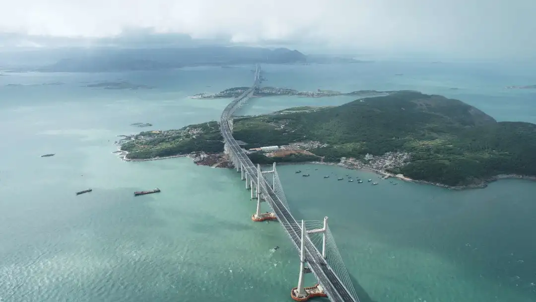 平潭海峡公铁两用大桥公路面试通车