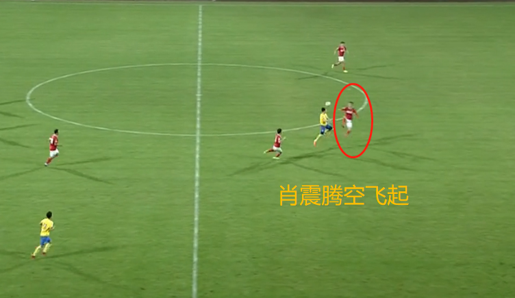 中国足球再现暴力犯规:后卫抬脚2米高,直接飞踹对手头部!