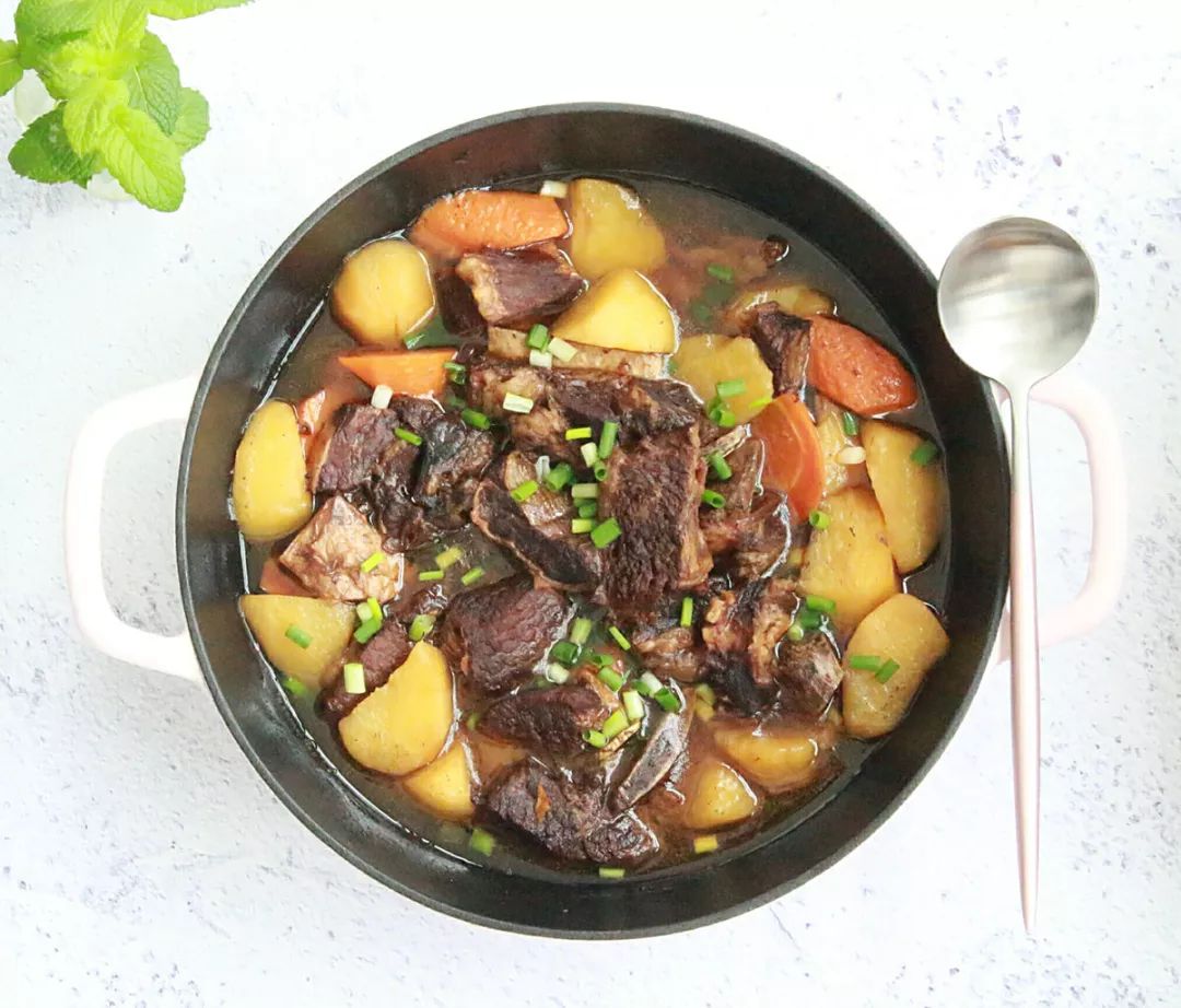 牛排骨烧土豆土豆粉糯排骨入味就连汤汁都舍不得放过