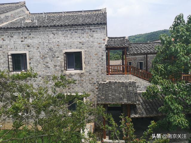 村落的建筑,黑瓦青砖,古朴幽静,偶尔还能听见几声鸟鸣,景色宜人,空气