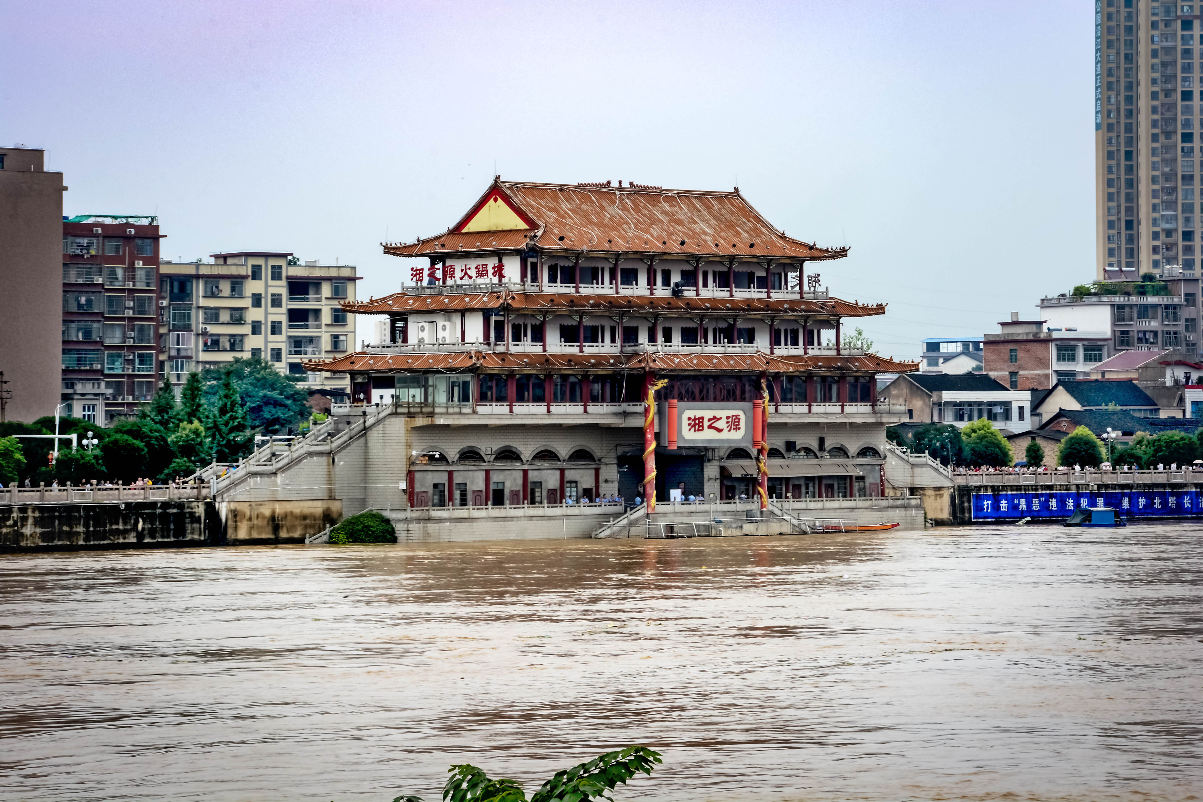 观洪峰通过邵阳,拍资江沿河水涝,展邵阳军民抗洪严阵以待风采