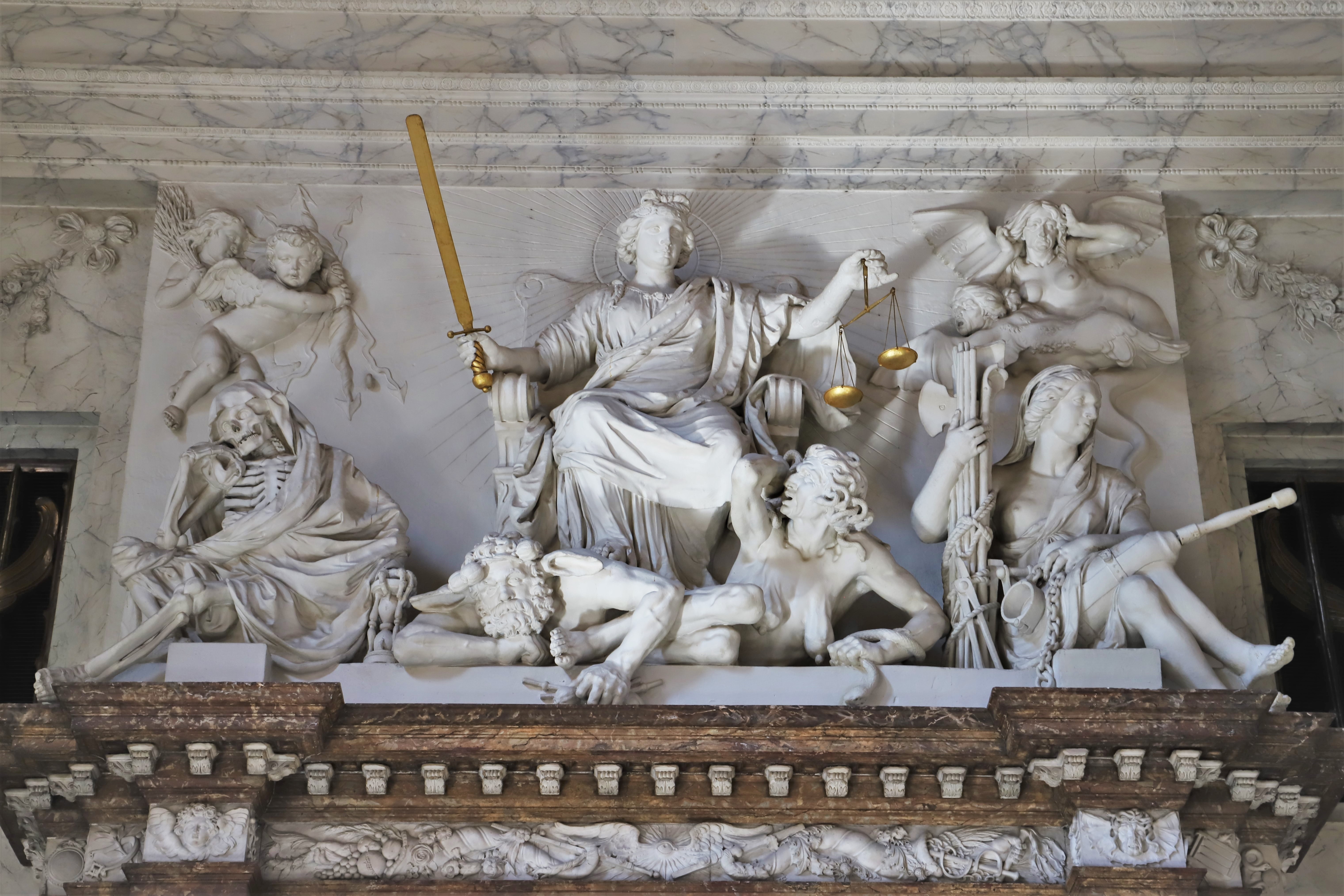 雕塑也与建筑外面的铜像相呼应,东端是代表古希腊四枢德中的智德和义