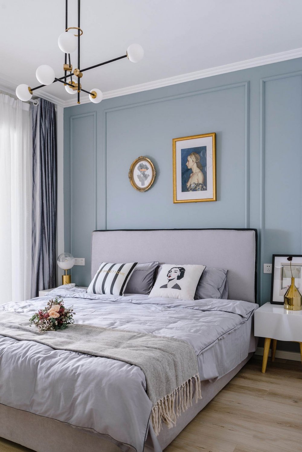 主卧,一面蓝灰调乳胶漆床背景,采用简单的石膏线勾勒,装饰金边复古
