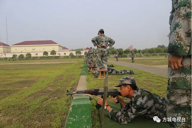 连日来,南阳市民兵训练基地火热的训练场,闪现着方城民兵的靓影,洒下