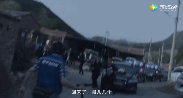 看到狼狈的新郎, 新娘先是一脸惊讶, 之后满眼的心疼.