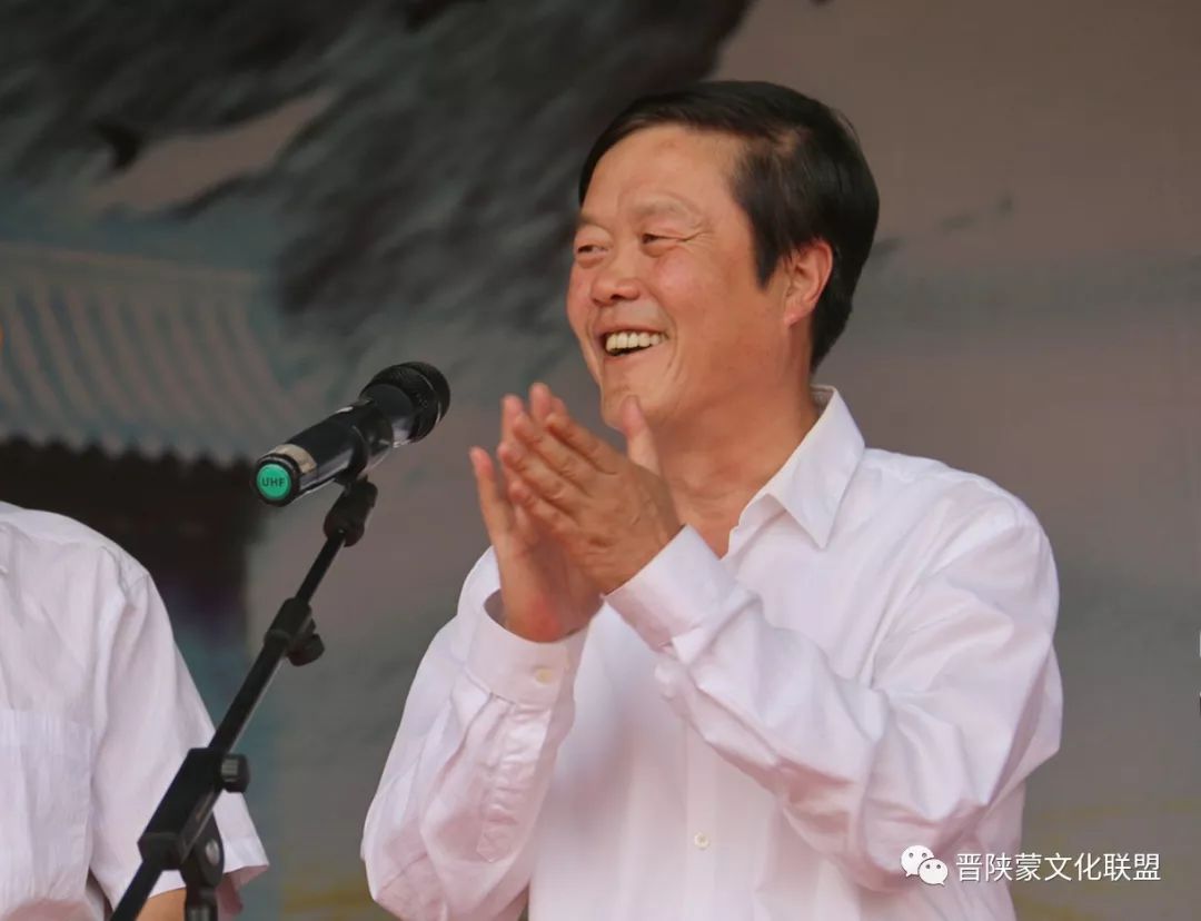 保德县县长韩斌宣布美食节开幕