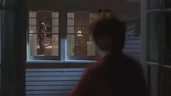 孩子一个问题妈妈很尴尬:对面女住户一丝不挂,小情侣太亲昵